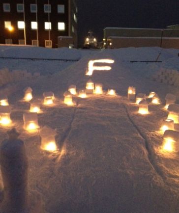 「Fが照らす　雪のsmall town」。町をイメージし、京都の大文字焼きのように山をつくり「F」の文字をあかりで灯した